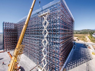 Os armazéns com estruturas porta paletes autoportantes compactas aproveitam ao máximo o espaço disponível