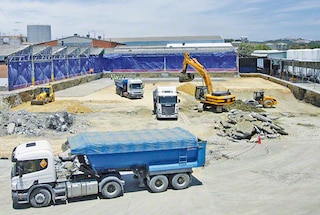 A montagem do armazém autoportante começa com a construção do radier
