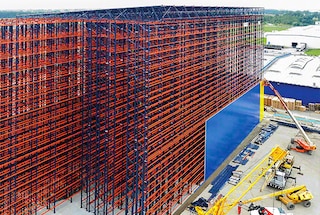 Os fechamentos começam a ser colocados após a instalação dos primeiros porta paletes