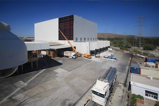 Finalização da montagem de um armazém autoportante