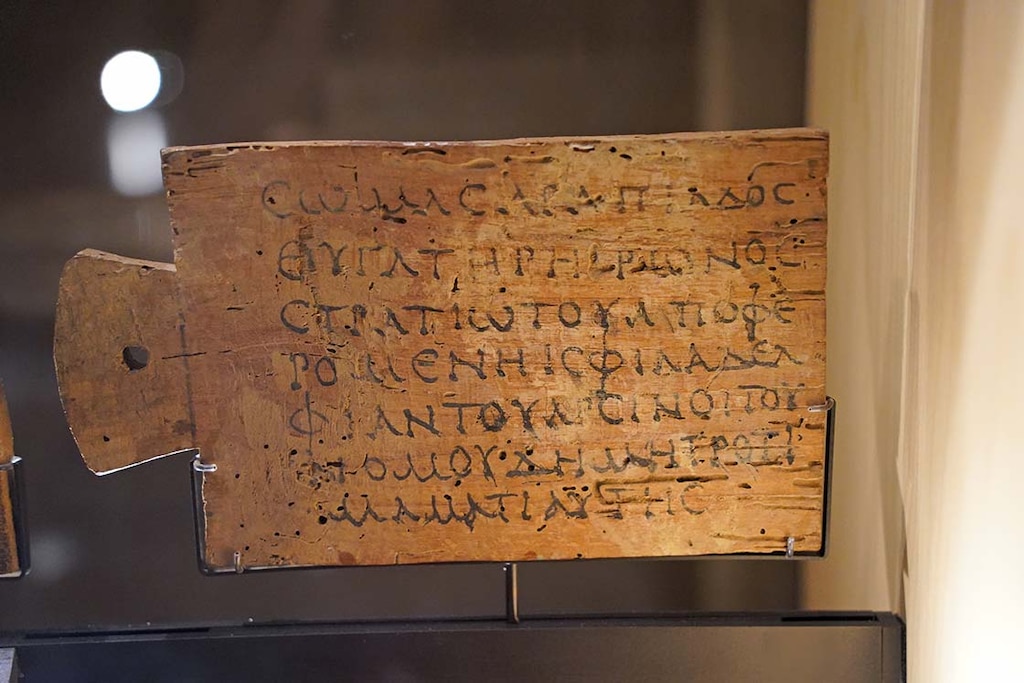 Etiqueta de múmia do ano 100-199, do Departamento de Antiguidades Egípcias do Museu do Louvre. Foto: TimeTravelRome, sob licença CC BY 2.0