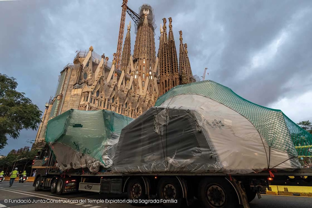 Logística complexa na construção da Sagrada Família em pleno centro urbano