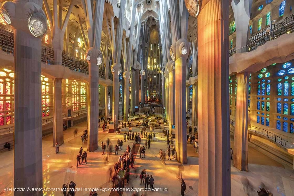 A logística por trás de um templo vivo que equilibra construção, turismo e atividade religiosa