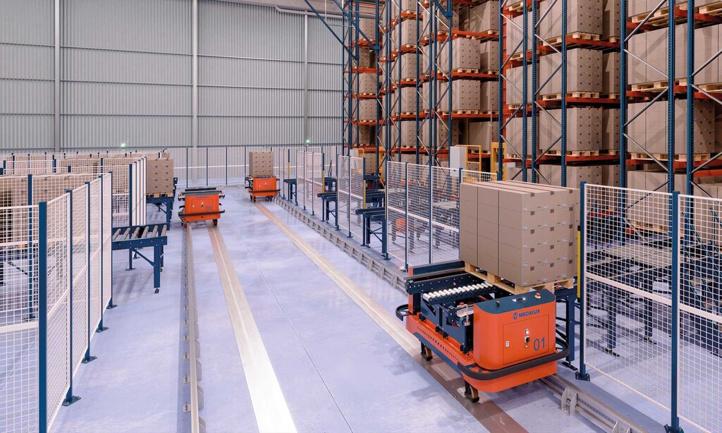 Os transportadores terrestres da Mecalux correm sobre trilhos eletrificados no pavimento