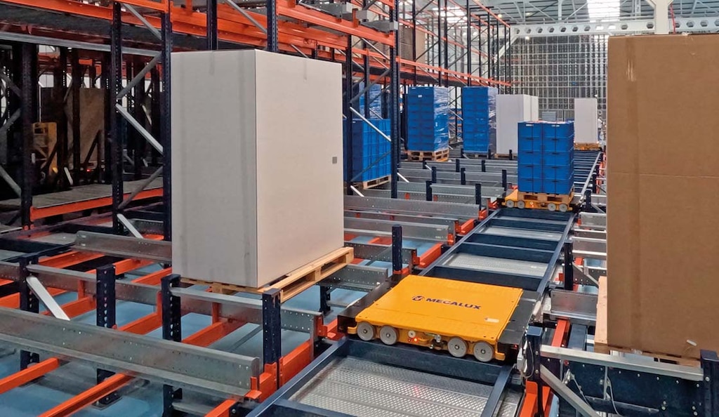 As lançadeiras percorrem o canal de armazenamento em linha reta