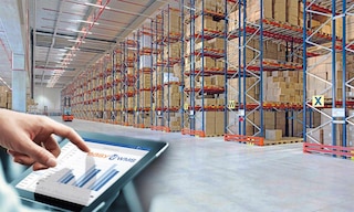 A alocação de estoque implica decidir como distribuir o estoque disponível na rede logística