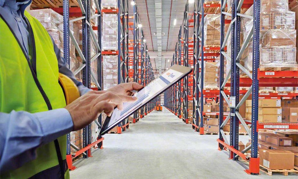 Um WMS permite otimizar a alocação de estoque ao coordenar os níveis de estoque