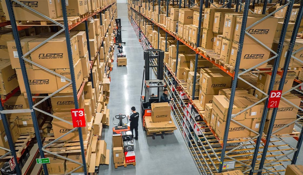 A aprendizagem profunda pode ser aplicada em logística para otimizar rotas, gerenciar estoques e melhorar a tomada de decisão