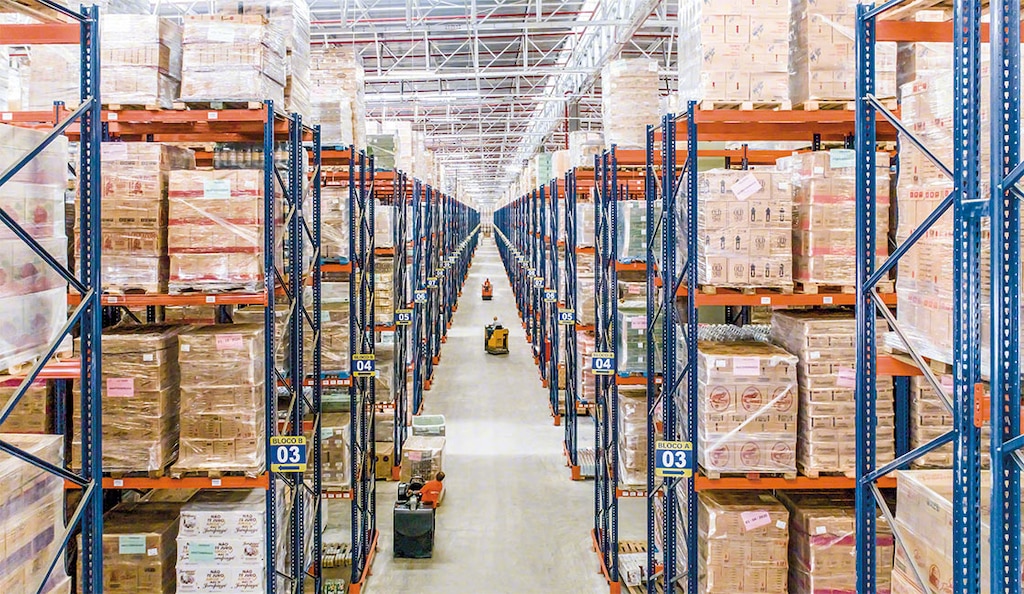 A área de armazenamento é um espaço onde as mercadorias são estocadas e organizadas