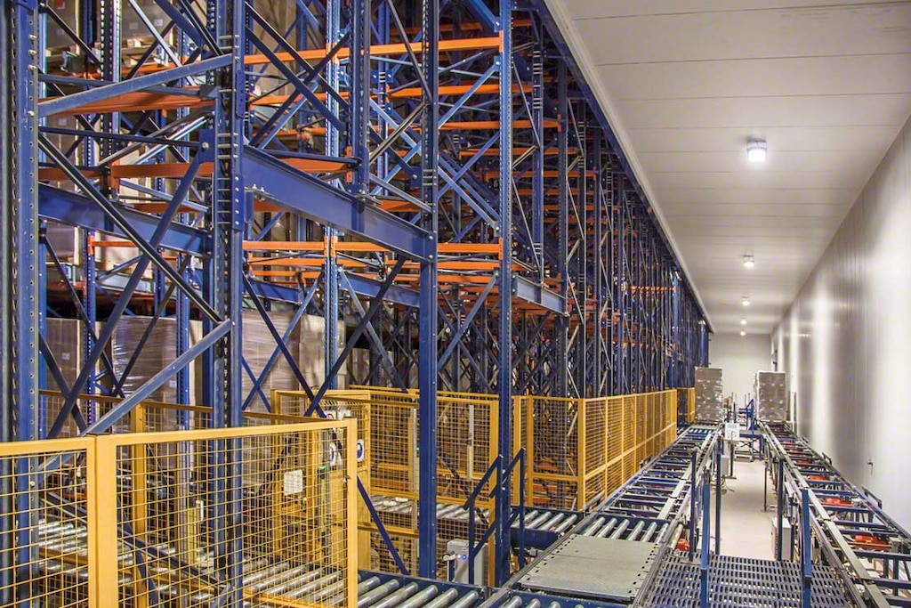 Armazém automático autoportante da Bem Brasil com o sistema Pallet Shuttle que utiliza transelevadores