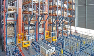 O armazenamento de materiais permite que as empresas tenham a mercadoria necessária para os processos de produção