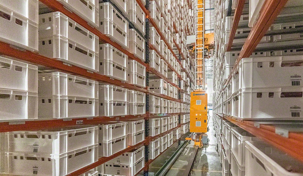 Armazém automático de caixas da Elaborados Cárnicos Medina com capacidade para 32.000 caixas