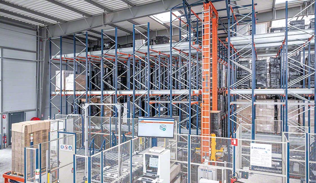 O armazém automático da Verlhac Logistique foi construído em um poço de 2 metros de profundidade para obter capacidade de armazenamento
