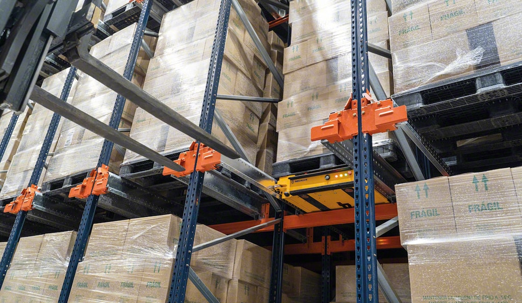 O sistema Pallet Shuttle dinamiza a entrada e saída de mercadoria, enquanto compacta a superfície de armazenamento