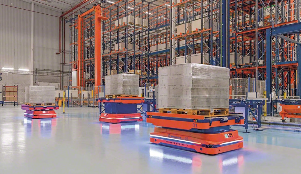 Os robôs AMR utilizam a IA e a aprendizagem automática para tomar decisões em tempo real