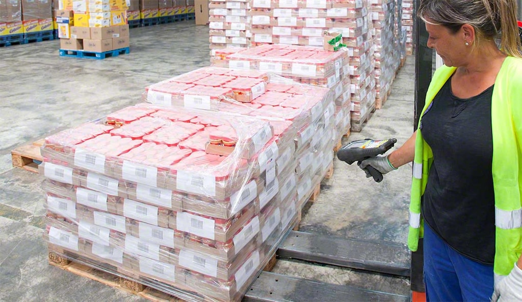 O sistema de gerenciamento de armazém otimiza operações logísticas e reduz erros