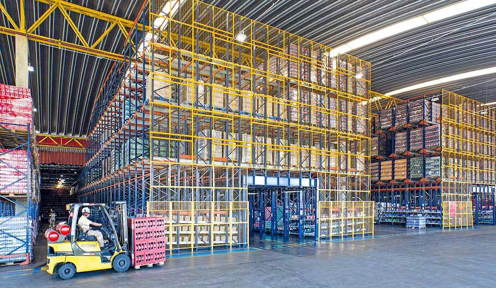 A Coca-Cola utiliza a cartonização em seu armazém localizado no Brasil