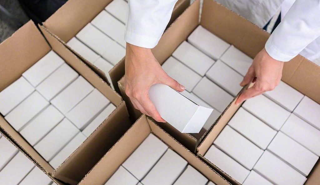 A cartonização manual é aquela em que os operadores colocam os produtos nas caixas