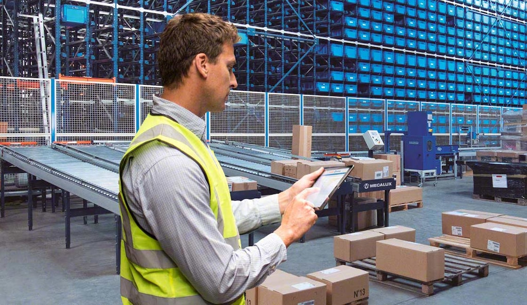 Um sistema de gerenciamento como o Easy WMS da Mecalux ajuda o coordenador de logística a avaliar o desempenho do armazém