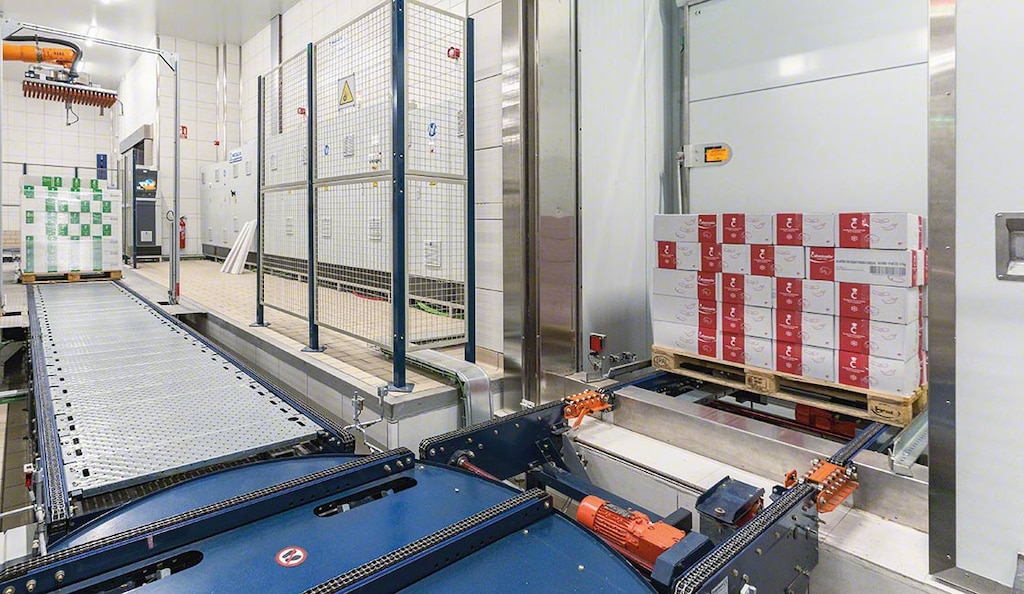 Os europaletes são a plataforma de tábuas adequada para operar em um armazém automático