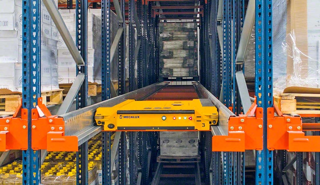 O sistema de armazenagem Pallet Shuttle organiza o canal de armazenamento, minimizando o impacto do honeycombing warehouse nas estantes compactas