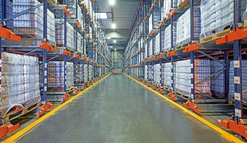 A solução semiautomática Pallet Shuttle da Mecalux reduz o impacto do honeycombing warehouse nas instalações do produtor de leite francês SLVA