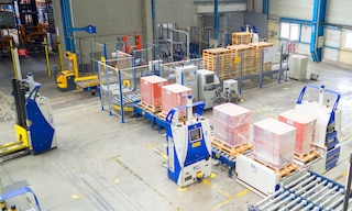 As empilhadeiras automatizadas dinamizam o transporte interno da mercadoria de um armazém