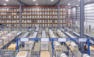 O estoque do armazém refere-se à mercadoria que uma empresa mantém em um galpão ou depósito