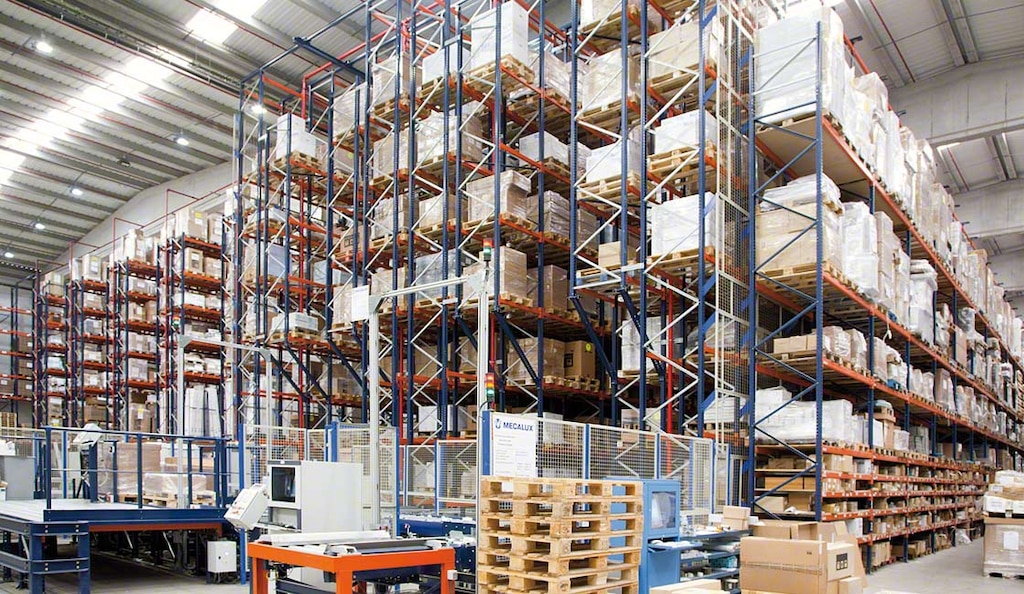 O estoque máximo depende da capacidade de armazenamento possível e da política de compras ou de aprovisionamento da empresa