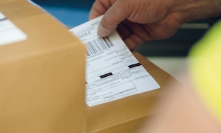 As etiquetas de envio identificam a mercadoria para que uma transportadora possa levá-la ao seu destino