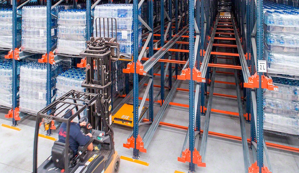 O correto gerenciamento da mercadoria com sistemas de armazenagem como o Pallet Shuttle ajuda a eliminar o excesso de custos