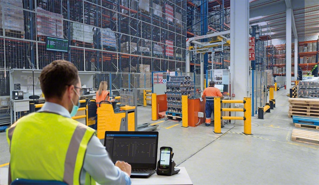 O gerente de logística supervisiona as operações de armazenamento e distribuição da mercadoria