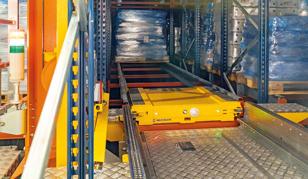 Em armazéns com temperatura controlada, o Pallet Shuttle reduz a volumetria que deve ser refrigerada diminuindo o consumo energético