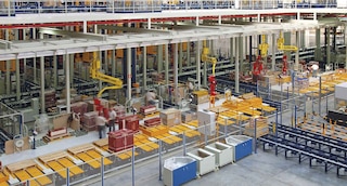A Internet Industrial das Coisas coleta informações de sensores em máquinas de fábricas e armazéns