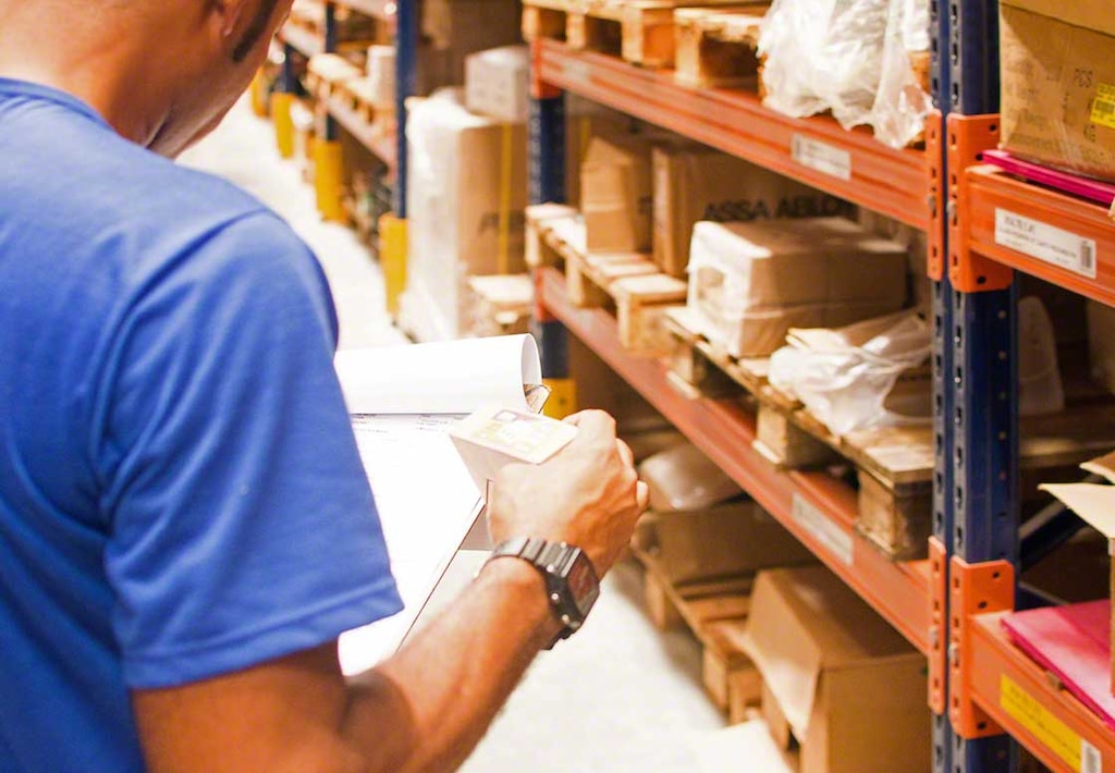 A vantagem oferecida pelo inventário cíclico em relação a um anual ou semestral consiste em reduzir o risco de rupturas de estoque