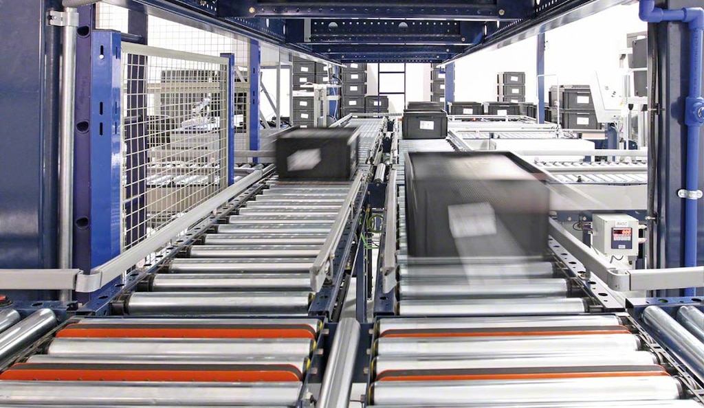 A automação logística facilita a produção just-in-time, garantindo a entrega pontual de cada componente