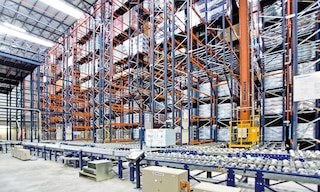 O material handling é um sistema ou uma combinação de métodos para transportar bens de uma localização para outra