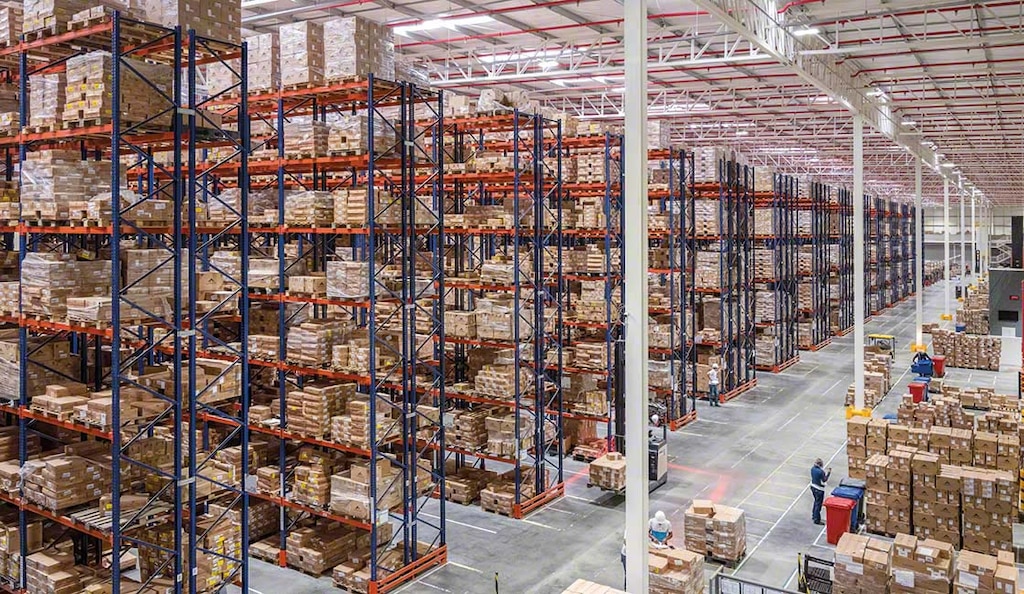 As estantes maximizam o espaço vertical