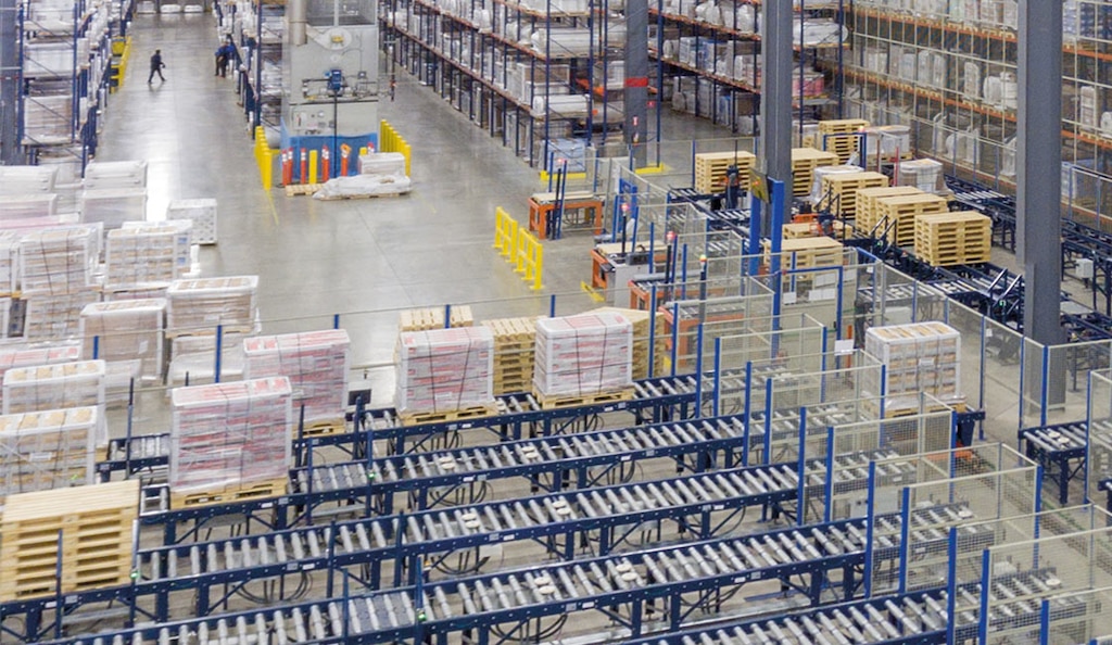 Os paletes americanos padrão suportam entre 900 e 1.270 quilos (2.000 - 2.800 libras)