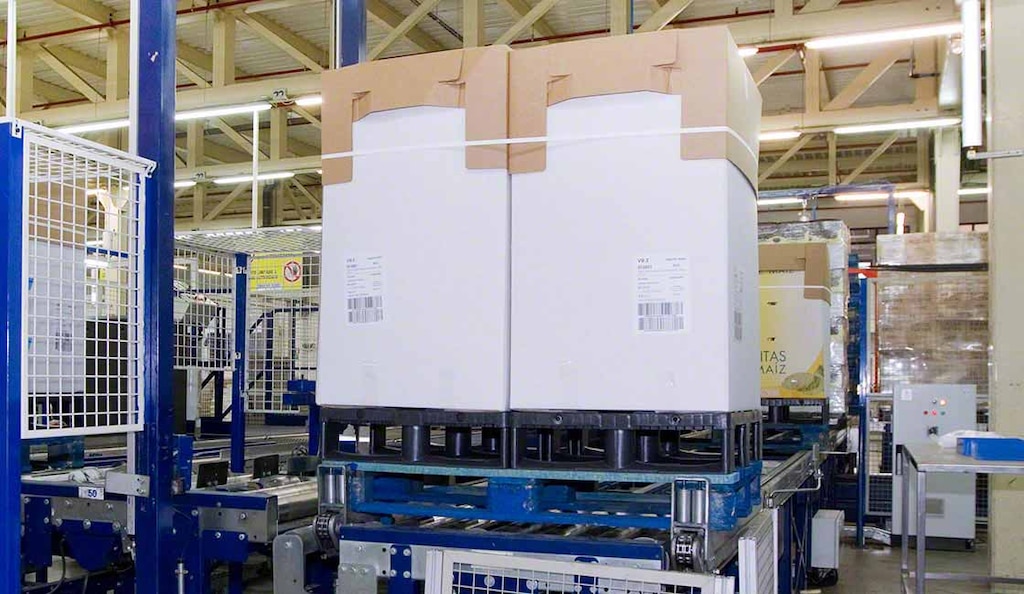 Dois meios paletes são colocados sobre um maior para facilitar seu manuseio e otimizar o espaço no armazém