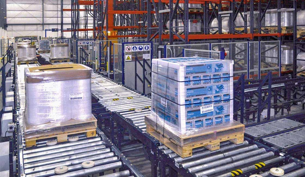 Os paletes escravos oferecem uma base mais robusta e compatível com equipamentos de movimentação automáticos