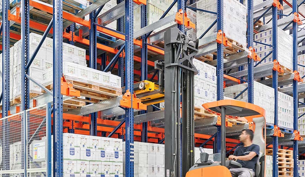 O Pallet Shuttle semiautomático utiliza um transportador que deposita e extrai paletes do interior das estantes