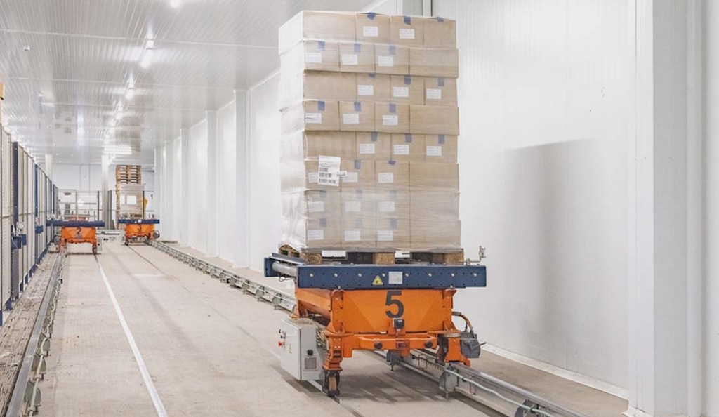 O picking automático baseia-se no uso de equipamentos de movimentação como os monotrilhos terrestres
