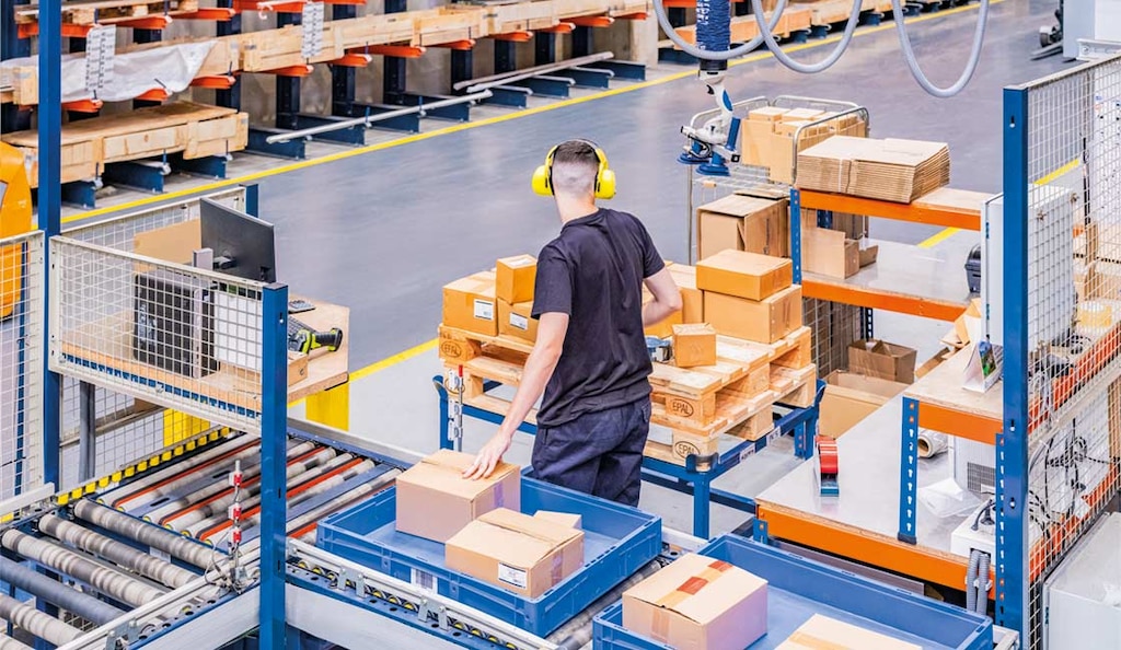 O armazém automático miniload reduz os deslocamentos dos operadores e acelera o processo 'picking e packing'