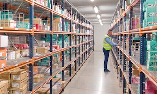 O manual picking é um método de preparação de pedidos em que os operadores se deslocam