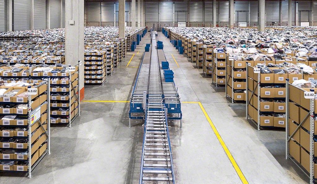 Os transportadores para caixas são uma solução comum para agilizar a preparação de pedidos nos armazéns e-commerce