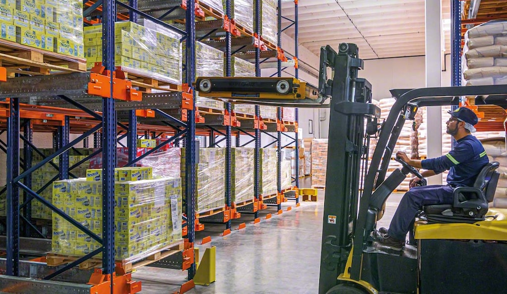 A Nestlé armazena os produtos perecíveis de sua fábrica localizada em Villa Nova (Argentina) com o sistema Pallet Shuttle semiautomático
