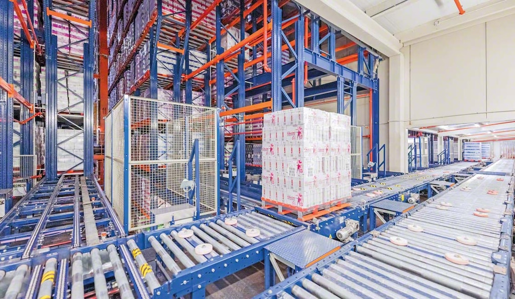 A Esnelat utiliza transelevadores para armazenar e expedir mais de 350.000 paletes/ano com produto perecível