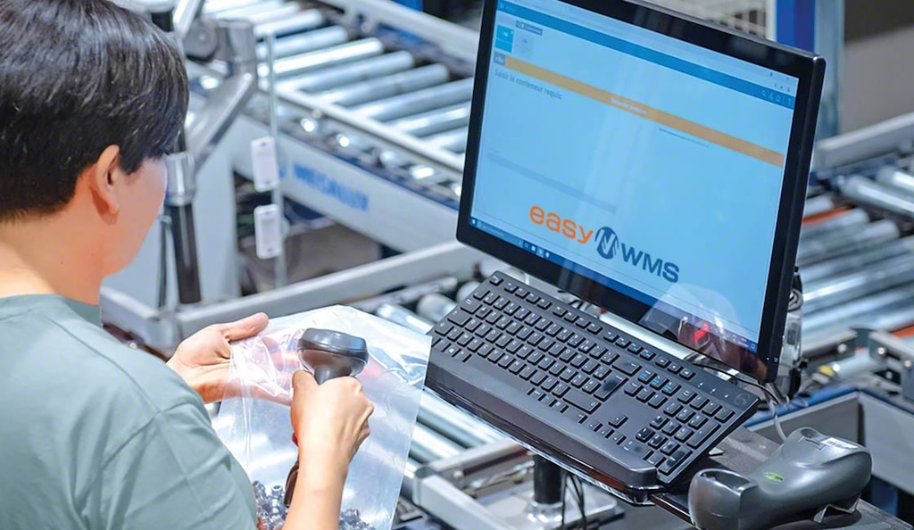Um WMS conecta o armazém com o exterior e com as plataformas de rastreamento