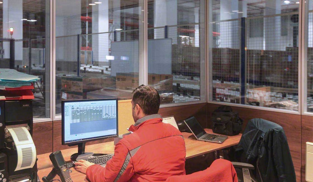 As empresas determinam o momento em que devem receber a mercadoria para evitar quebras de estoque